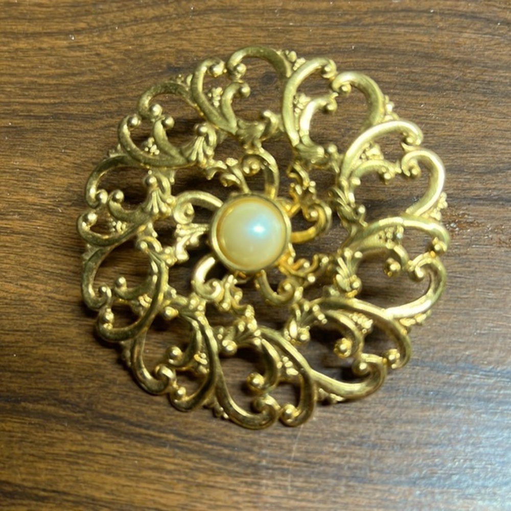Vintage 1992 Avon Flower Blossom Victorian Gold Tone Filigree Pin Back Brooch